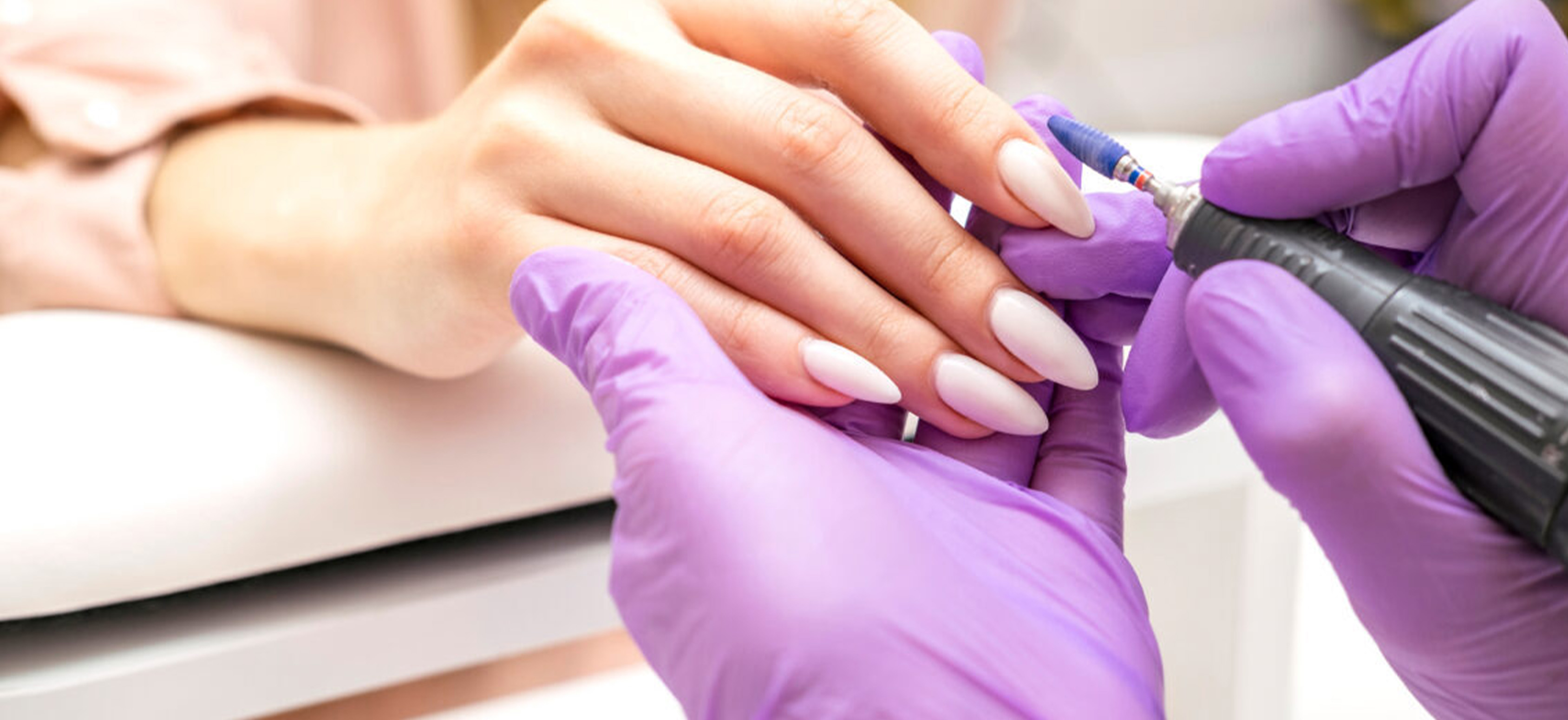 Nail artist radi manikuru u rukavicama